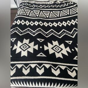 Black & Cream Aztec Pattern Throw Blanket - the Styled Collection